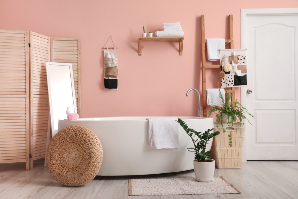 badkamer met roze muur en rieten decoratie