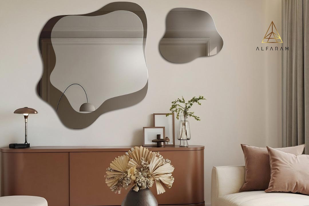 Onregelmatige spiegels op een bruine spiegelplaat