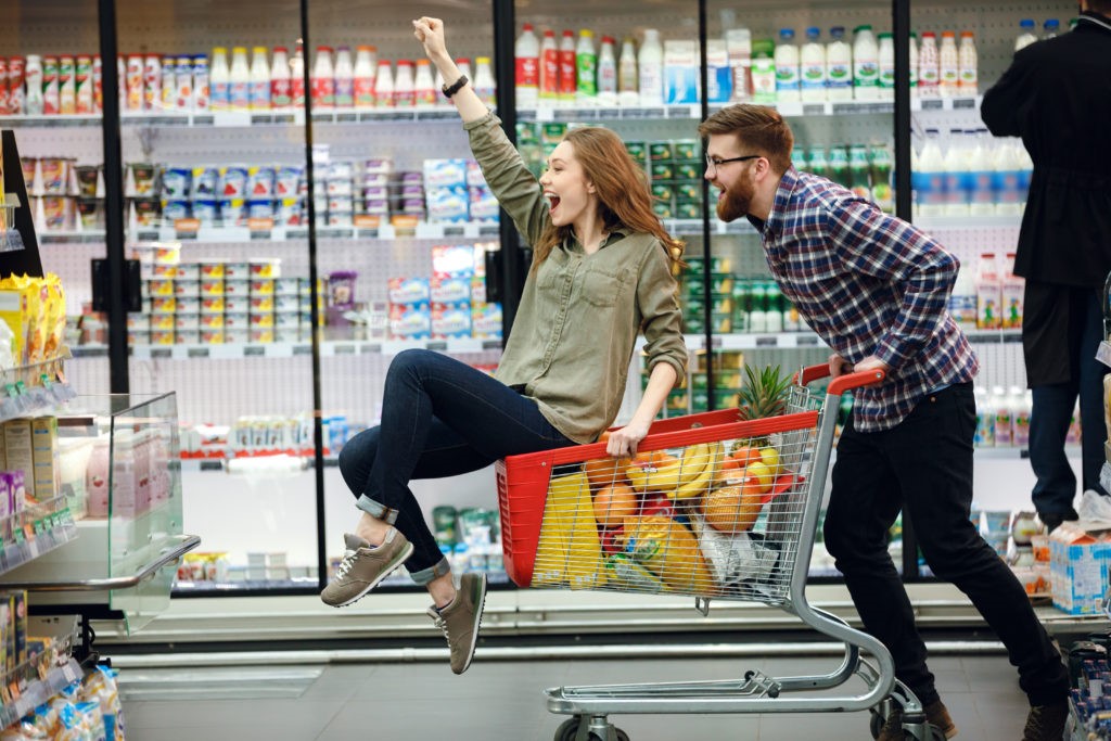 deux personnes au supermarché