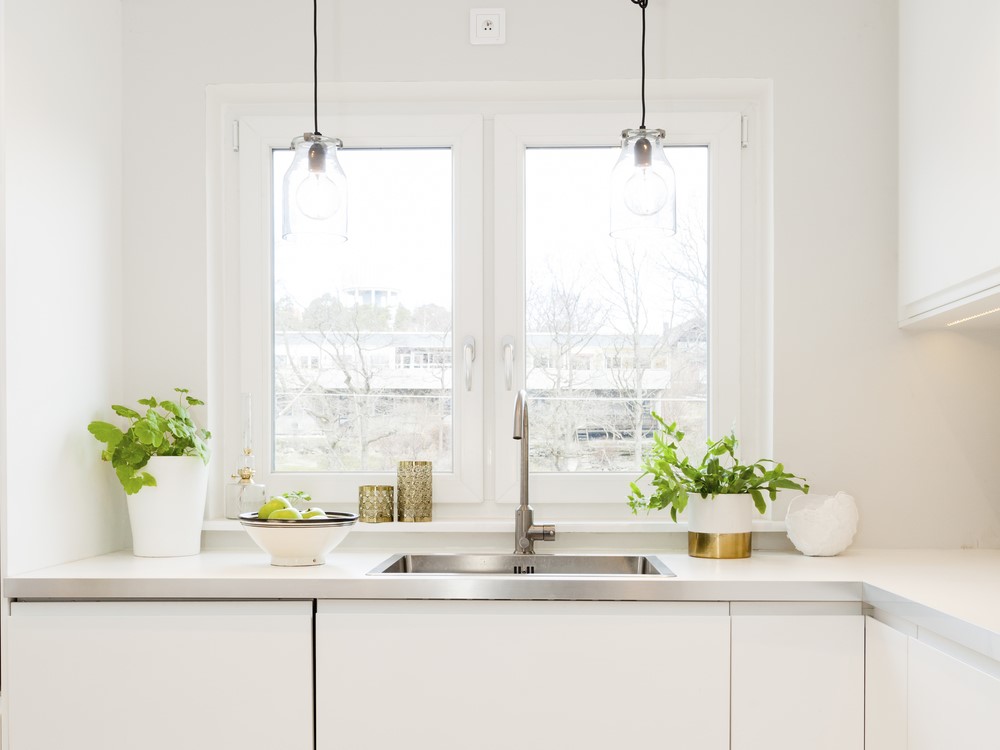 witte ramen in de keuken
